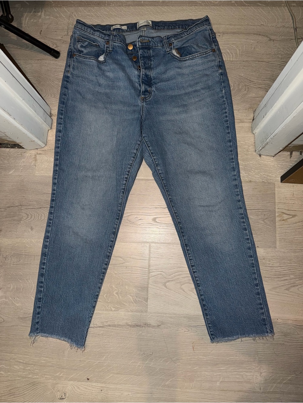 Universal Thread Women’s Cropped High-Rise Straight Jeans - Medium Blue